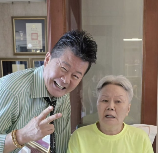 Bà xã mất trí nhớ và không thể giao tiếp bình thường, nam ca sĩ sang tận Mỹ làm 1 điều ai cũng xót xa- Ảnh 1.