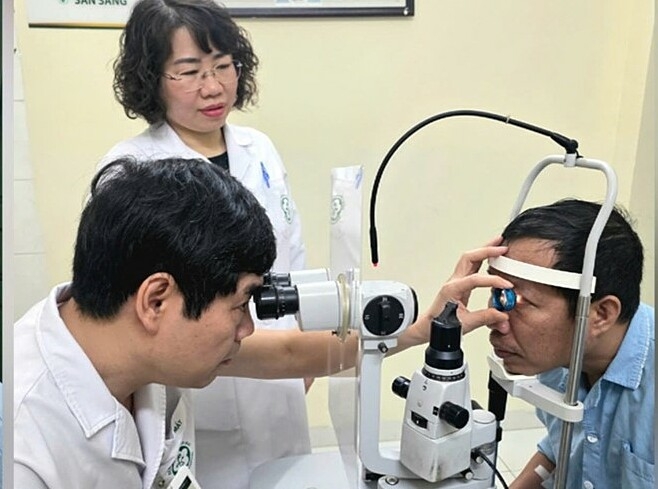 Các bác sĩ kiểm tra lại mắt cho bệnh nhân trước khi xuất viện. Ảnh: Nguyên Hà