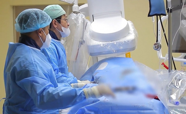 Các bác sĩ thực hiện cuộc can thiệp khẩn nguy cứu sống bệnh nhân nhồi máu cơ tim cấp