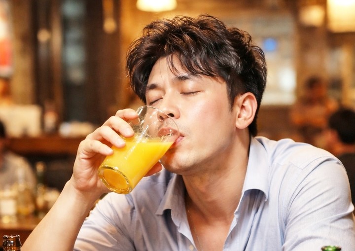 Bác sĩ chỉ cách giải rượu đơn giản, dễ áp dụng 1 Cam, quýt hay bưởi đều chứa hàm lượng nước cao, có tác dụng lợi tiểu. (Ảnh minh hoạ)