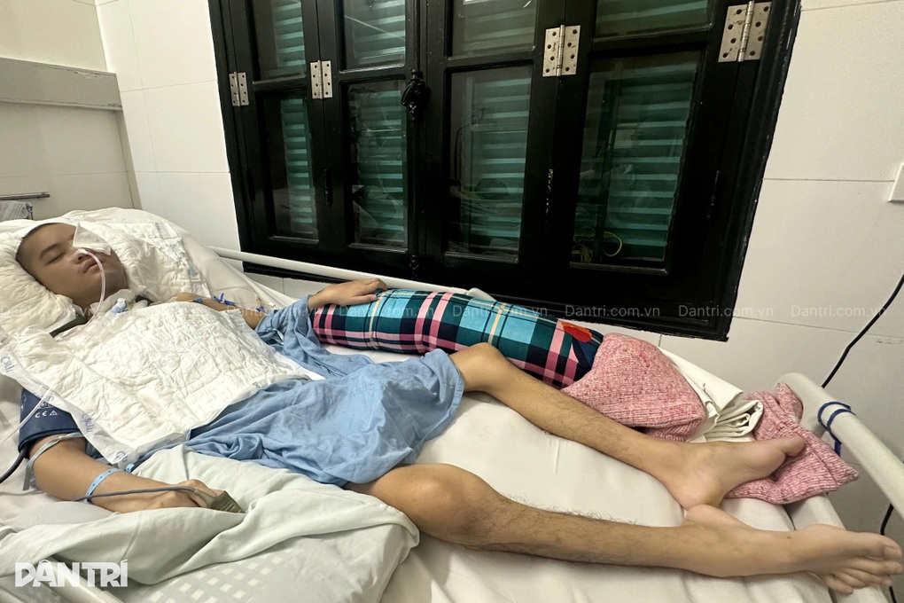 Bác sĩ kêu gọi giúp đỡ chàng trai 22 tuổi sau 4 lần phẫu thuật sọ não - 1
