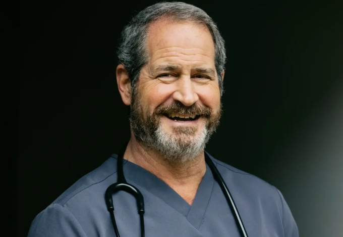 Sau một cơn đau tim đột ngột, bác sĩ phẫu thuật tim Jeremy London đã thay đổi hoàn toàn thói quen chăm sóc sức khỏe của mình. Ảnh: Rorra