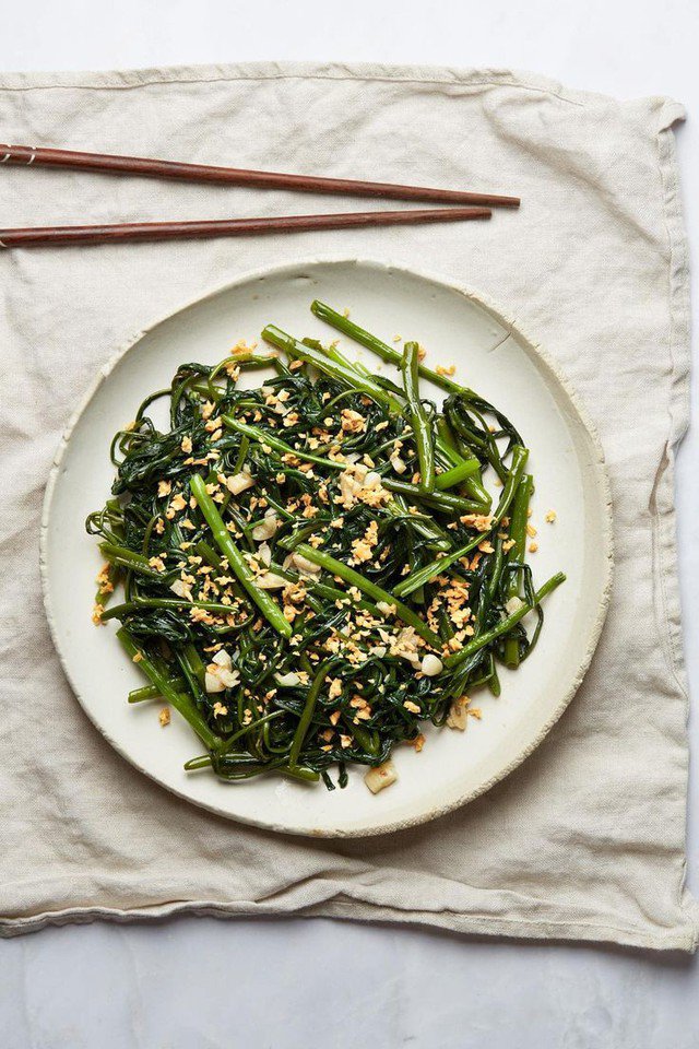 Rau muống là loại rau xanh quen thuộc, giàu chất xơ, vitamin và khoáng chất có lợi cho sức khỏe.