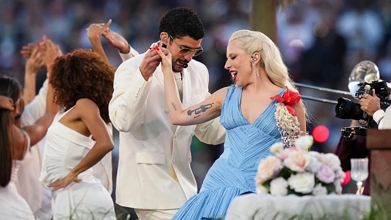 Lady Gaga hát "Die With a Smile" tại Super Bowl 2026