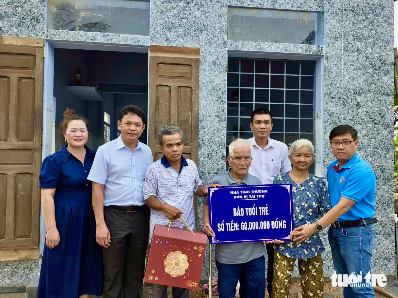 Bạn đọc báo Tuổi Trẻ hỗ trợ 2 vợ chồng già vùng lũ có nhà mới ngay dịp Tết - Ảnh 1.