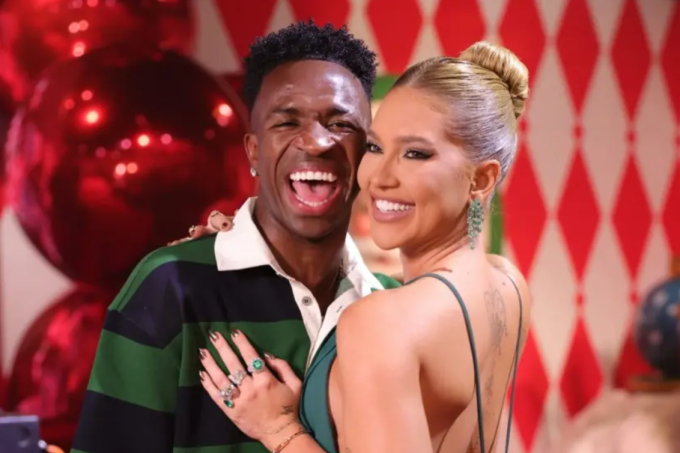 Vinicius và bạn gái hơn tuổi Virginia Fonseca. Ảnh: Marca