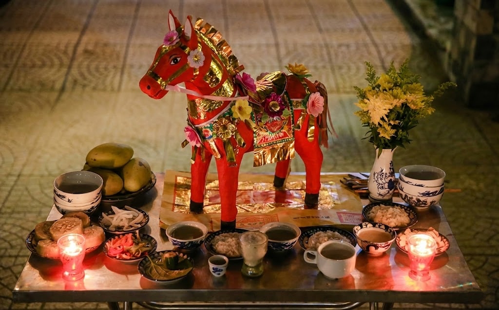 Cúng Giao thừa Tết Bính Ngọ 2026: Bàn thờ ngoài trời phải đặt ngựa màu này mới chuẩn phong thủy, cả năm tiền tài ập đến cản không kịp!- Ảnh 1.