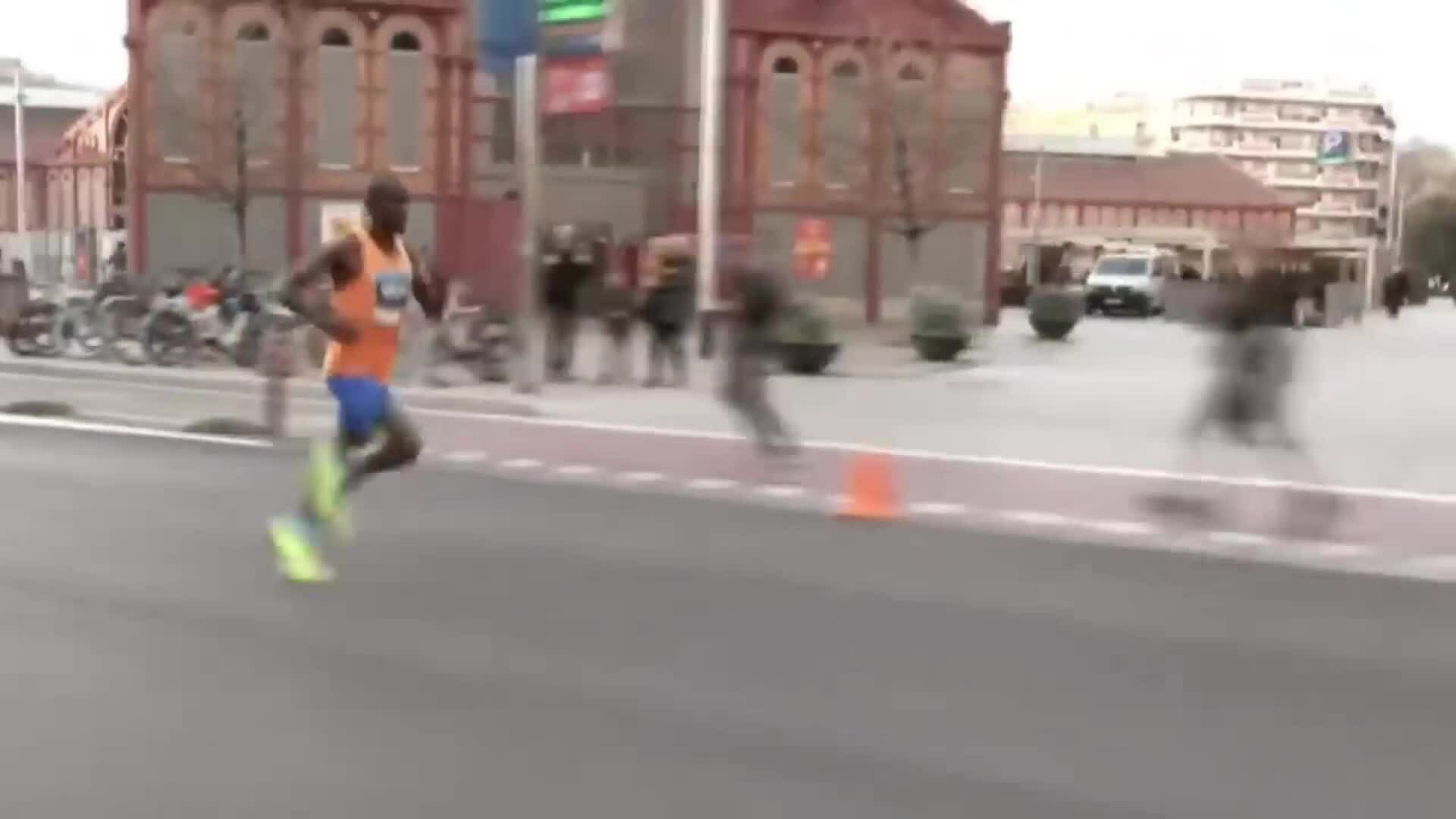 Màn phá kỷ lục của Kiplimo ấn tượng thế nào