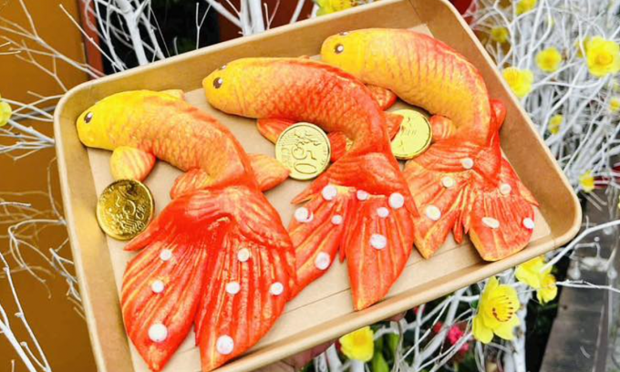 Đăng bán trước ngày ông Công ông Táo 5 ngày nhưng lượng khách mua bánh cá chép tại cửa hàng của chị Dương giảm mạnh. Ảnh: Thùy Dương