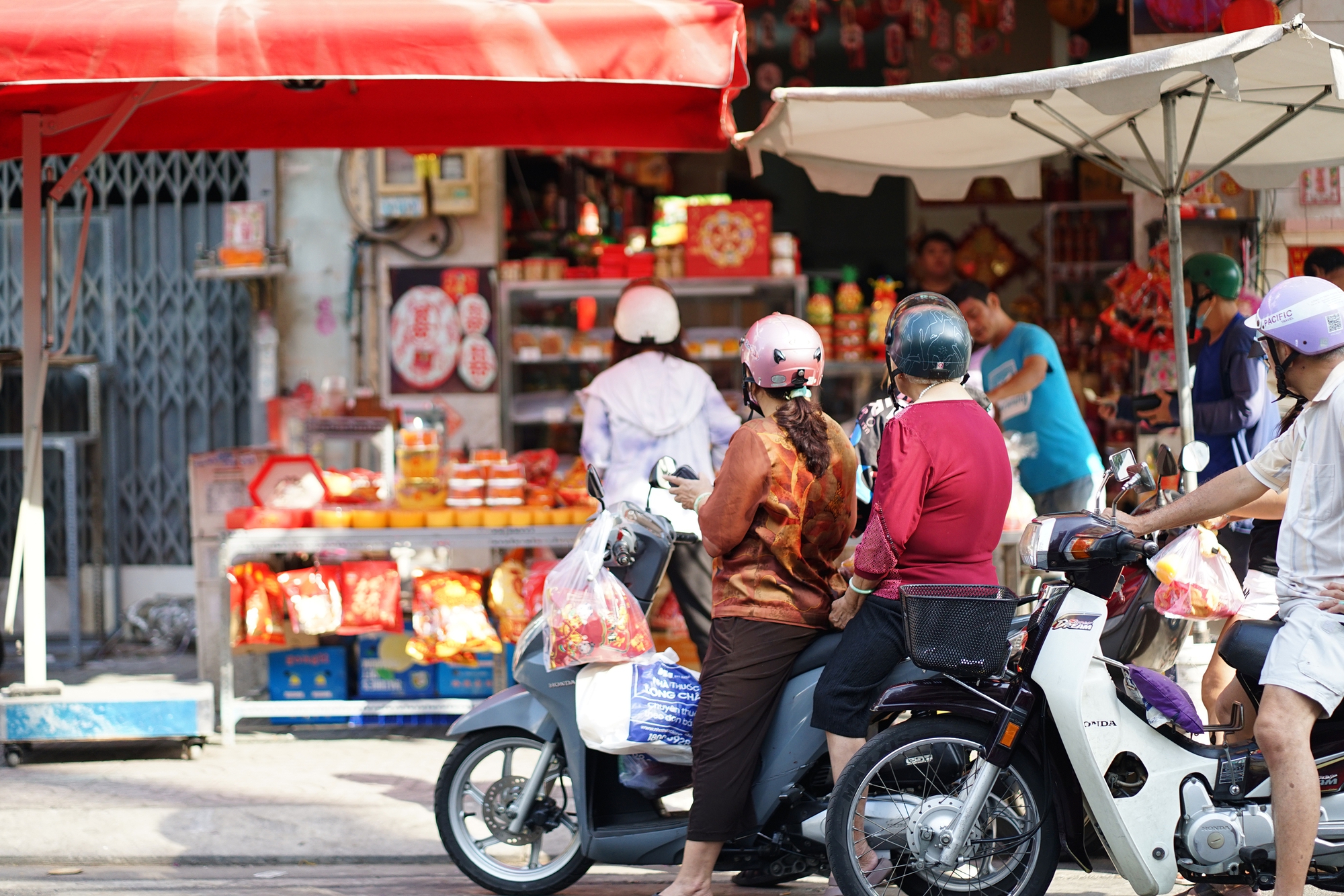 Cảnh tượng lạ lùng ngày ông Táo: Bánh trái đẹp như vàng nhưng người dân chỉ dám “mua một nửa” tại chợ người Hoa- Ảnh 2.
