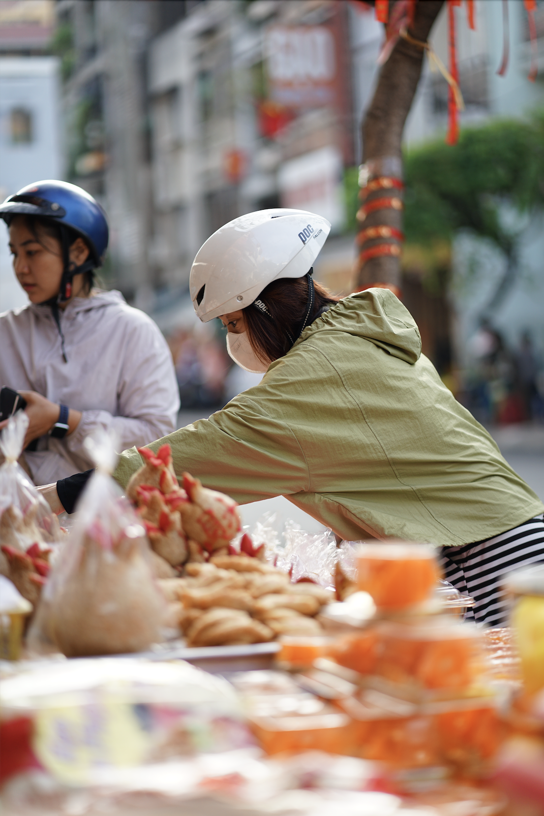 Cảnh tượng lạ lùng ngày ông Táo: Bánh trái đẹp như vàng nhưng người dân chỉ dám “mua một nửa” tại chợ người Hoa- Ảnh 1.
