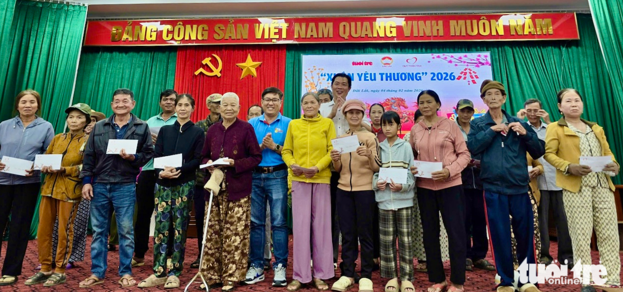 Báo Tuổi Trẻ và Quỹ Thiện Tâm tặng 500 suất quà Tết đến người dân vùng lũ Phú Yên - Ảnh 1.