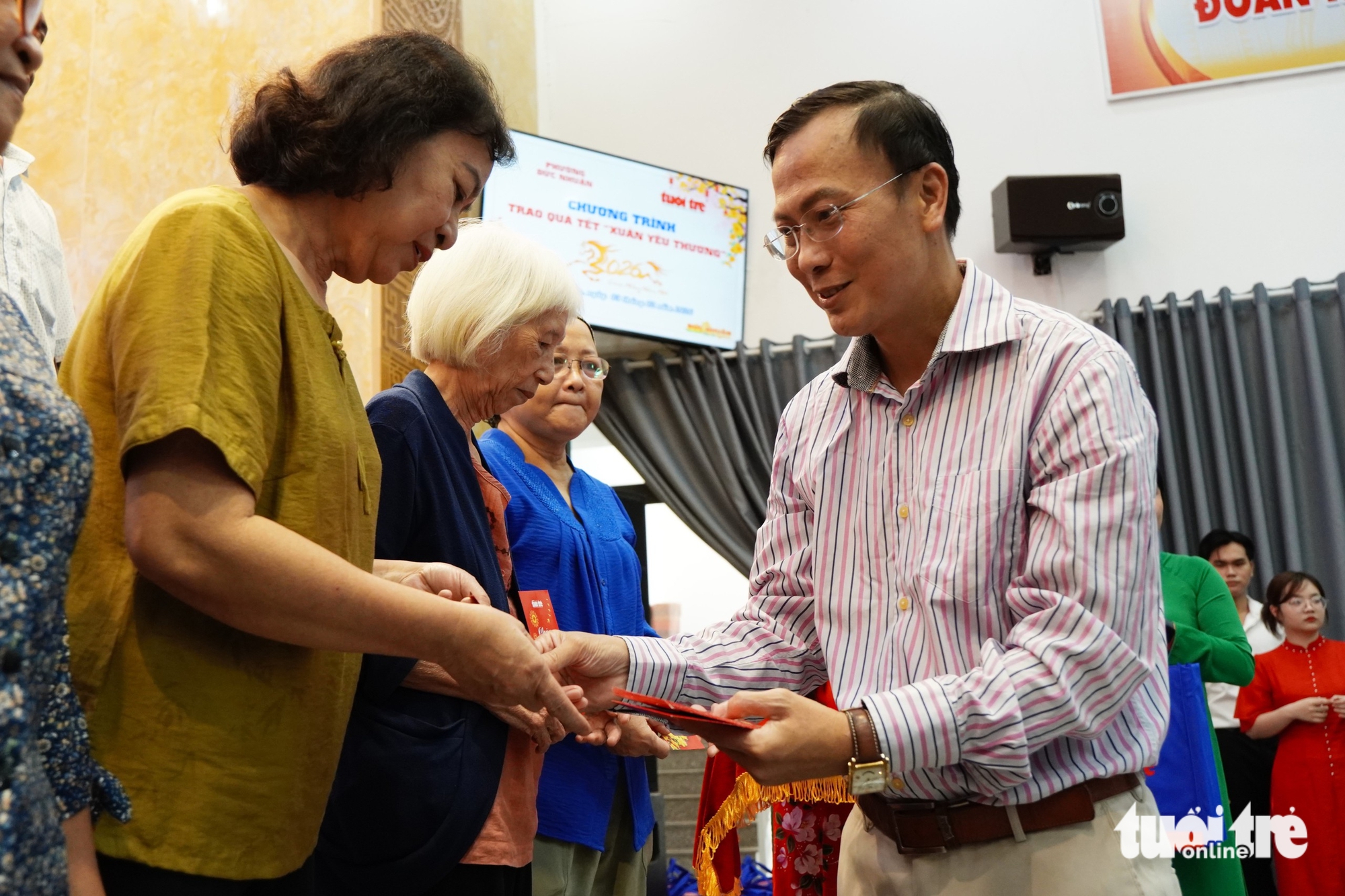 Báo Tuổi Trẻ và phường Đức Nhuận trao quà Tết cho 100 đảng viên - Ảnh 1.