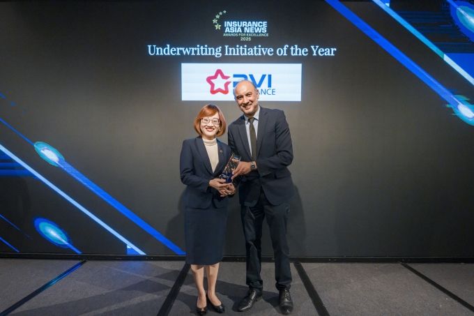 Bà Lê Hồng Linh, Phó Tổng giám đốc Bảo hiểm PVI nhận cúp vinh danh hạng mục Underwriting Initiative of the Year tại IAN Awards 2025. Ảnh: Bảo hiểm PVI