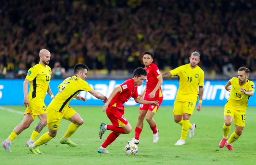 Báo khu vực phản đối AFC và đội tuyển Malaysia nếu vẫn dùng 7 cầu thủ nhập tịch lậu đấu Việt Nam- Ảnh 1. Báo khu vực phản đối AFC và đội tuyển Malaysia nếu vẫn dùng 7 cầu thủ nhập tịch lậu đấu Việt Nam- Ảnh 1.