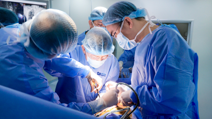 Bác sĩ Hiển (giữa) cùng êkíp phẫu thuật nắn chỉnh cột sống cho Sophea. Ảnh: Bệnh viện Đa khoa Tâm Anh