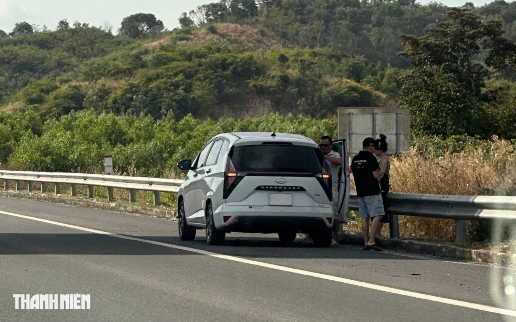 Dừng, đỗ xe ở làn khẩn cấp trên cao tốc: Bật đèn Hazard liệu có đủ? - Ảnh 1.