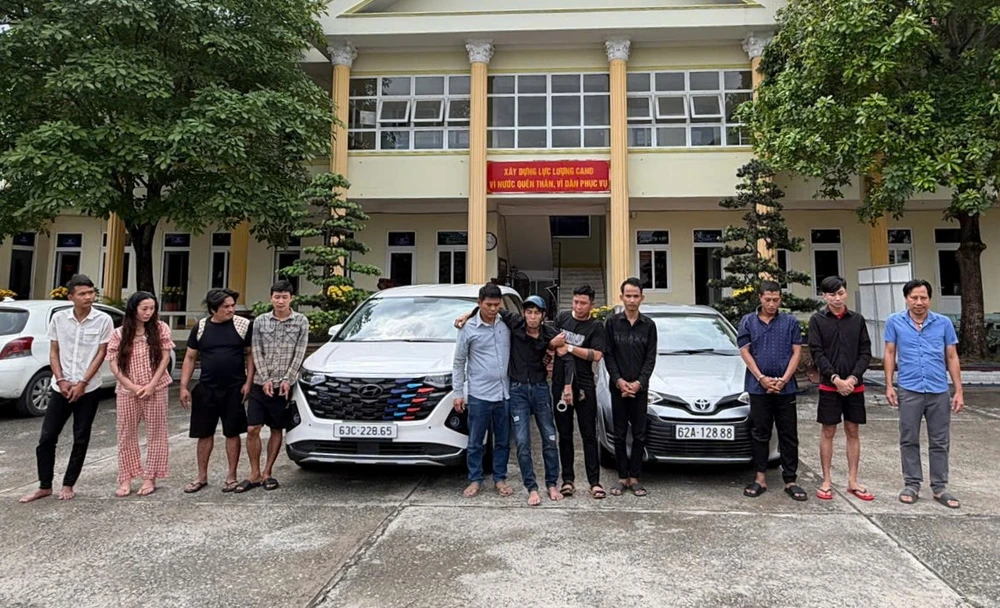 Nhóm cướp xe, giam lỏng và ép nạn nhân chuyển tiền bị công an bắt giữ. Ảnh: CA cướp xe.jpg
