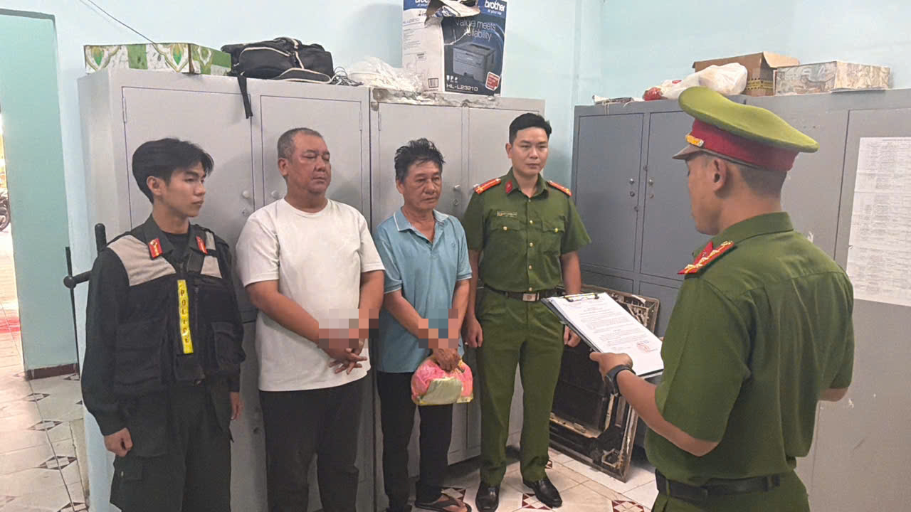 Bắt khẩn cấp 4 người đánh nhau giữa đường ở khu vực sân bay Tân Sơn Nhất - Ảnh 1.