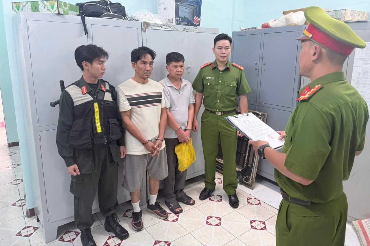 Bắt khẩn cấp nhiều tài xế gây náo loạn trước cổng sân bay Tân Sơn Nhất- Ảnh 1.