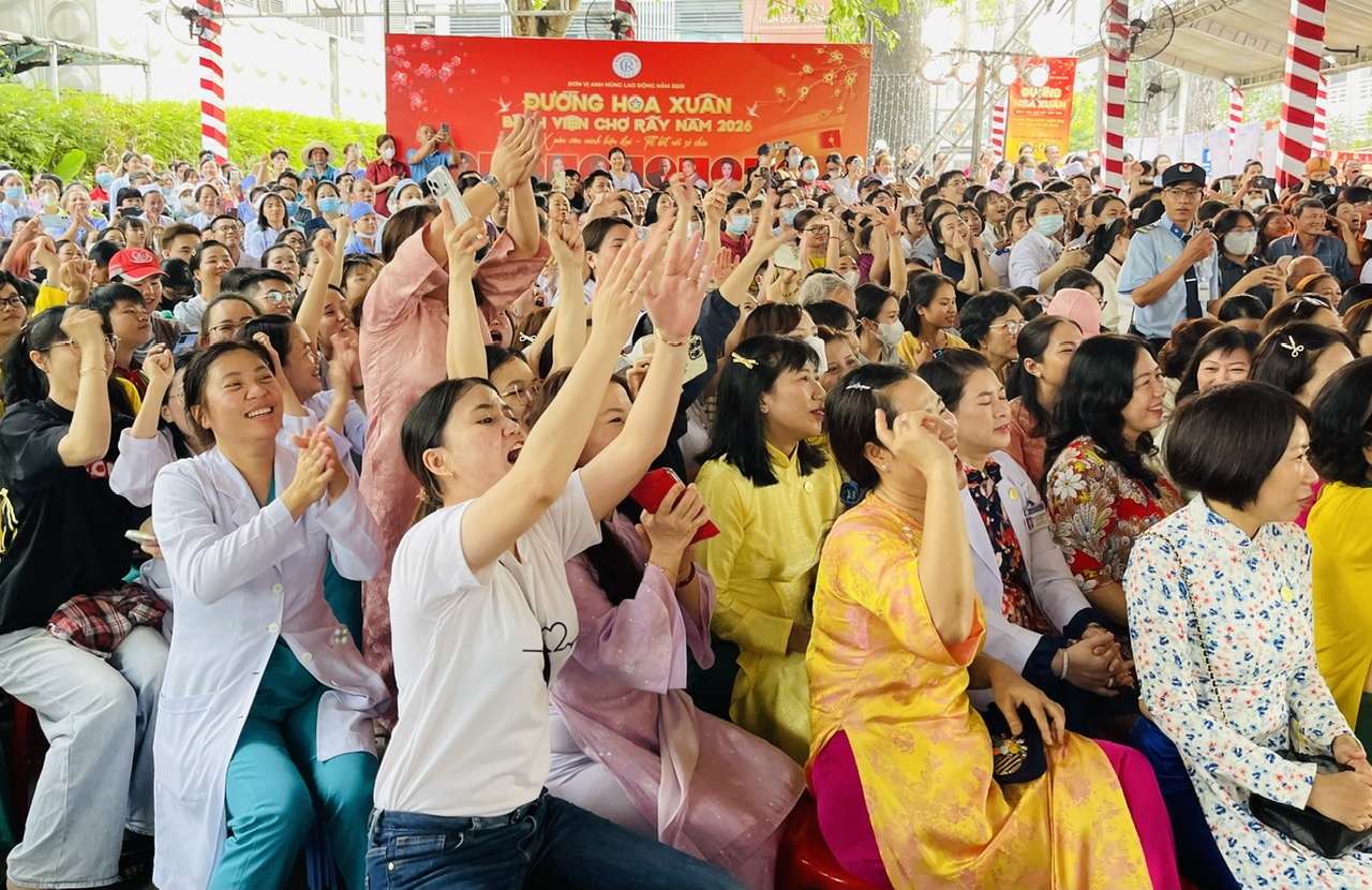 Bất ngờ dàn nghệ sĩ nổi tiếng 'đổ bộ' Bệnh viện Chợ Rẫy - Ảnh 4.