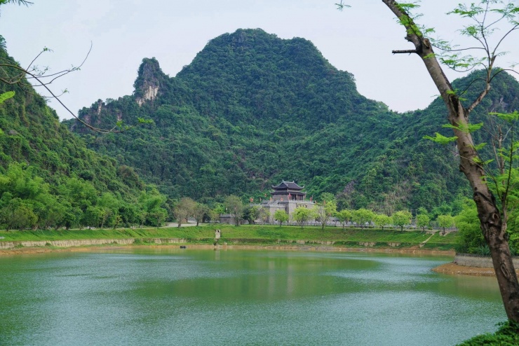 Giữa thung lũng trầm mặc, Thung Ui hiện lên như một miền huyền thiên cổ đại, nơi lưu giữ và kể lại những câu chuyện lịch sử từ thuở xa xưa. Mỗi nếp kiến trúc, mỗi khoảng không gian đều in hằn dấu ấn thời gian, đưa người ghé thăm chạm tới chiều sâu lịch sử và hồn cốt văn hoá của đất Việt.