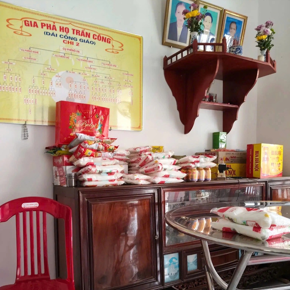 Bất ngờ với đặc sản sau Tết ở Hưng Yên: Bàn thờ chất đầy đường, mỳ chính - 2