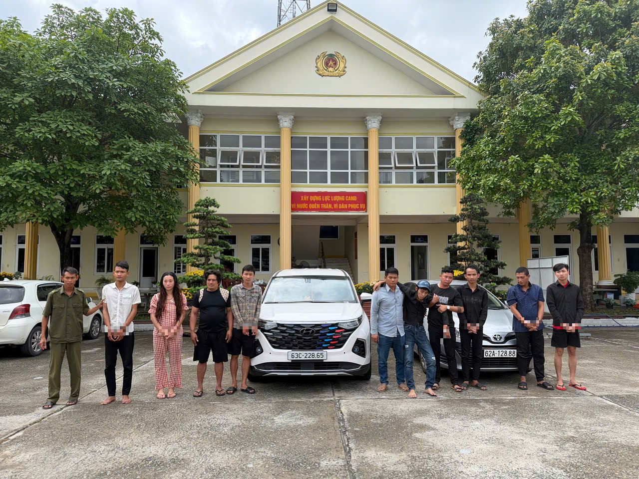 Bắt nhóm chặn đường phụ nữ đưa về nhà nghỉ đánh đập, ép chuyển tiền, tính bán qua Campuchia 1 Tây Ninh - Ảnh 1.