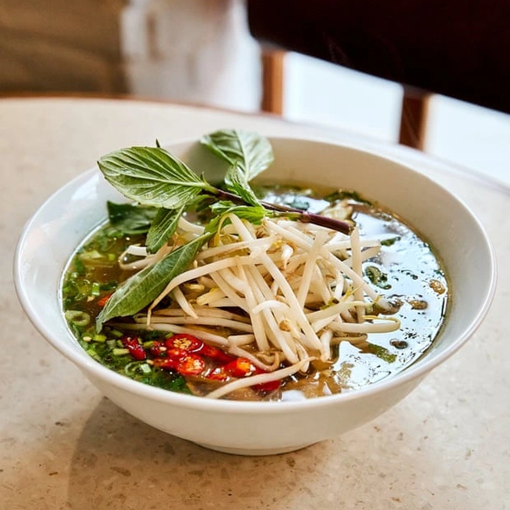 Bát phở giá 550.000 đồng giữa lòng nước Anh ở nhà hàng Việt đỏ lửa 24 năm - 2