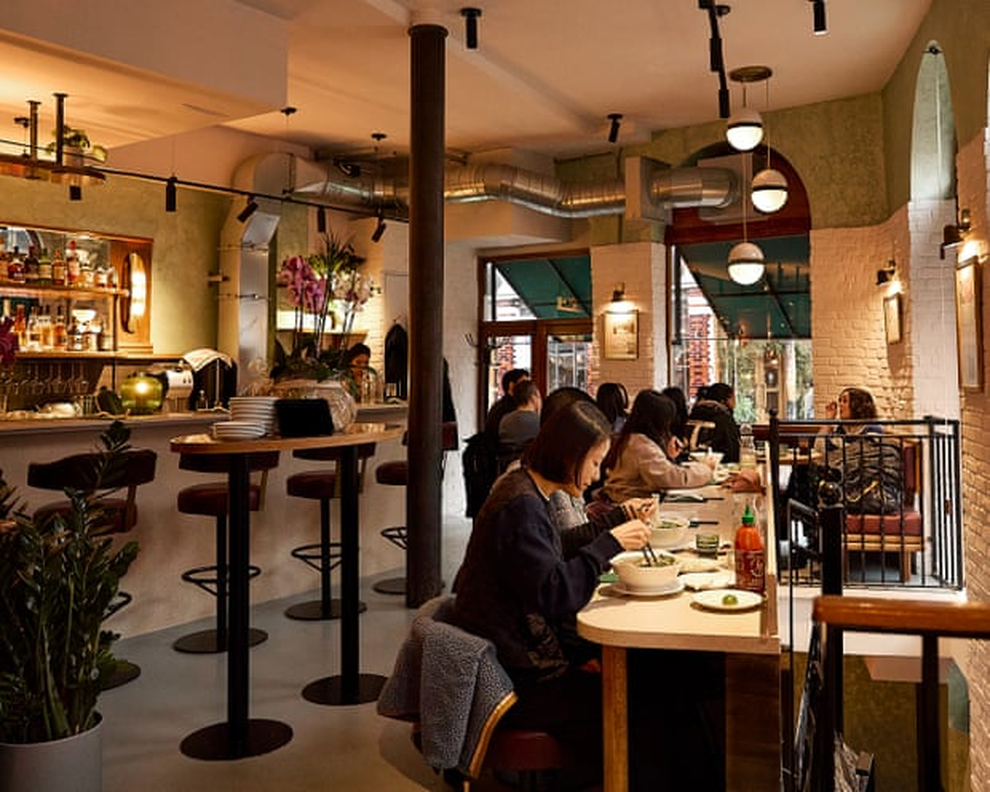 Bát phở giá 550.000 đồng giữa lòng nước Anh ở nhà hàng Việt đỏ lửa 24 năm - 1