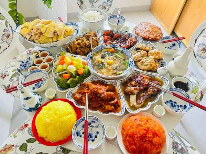 Bữa cơm ngày Tết. Ảnh: Thu Hà
