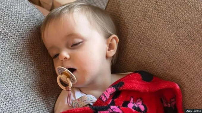 Bé Dolly nhập viện cấp cứu trong tình trạng nguy kịch sau khi xuất hiện triệu chứng nôn vọt dữ dội. Ảnh: Amy Sutton