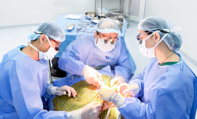 Bác sĩ Trọng (ở giữa) và ekip phẫu thuật loại bỏ khối u cho bé lúc 3 ngày tuổi. Ảnh: Bệnh viện Đa khoa Tâm Anh