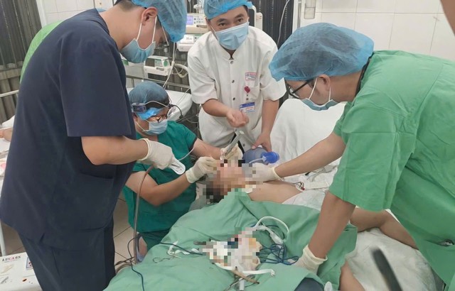 Bé 3 tuổi nguy kịch vì hạt hướng dương ngày Tết 1 Các bác sĩ can thiệp, gắp thành công dị vật.