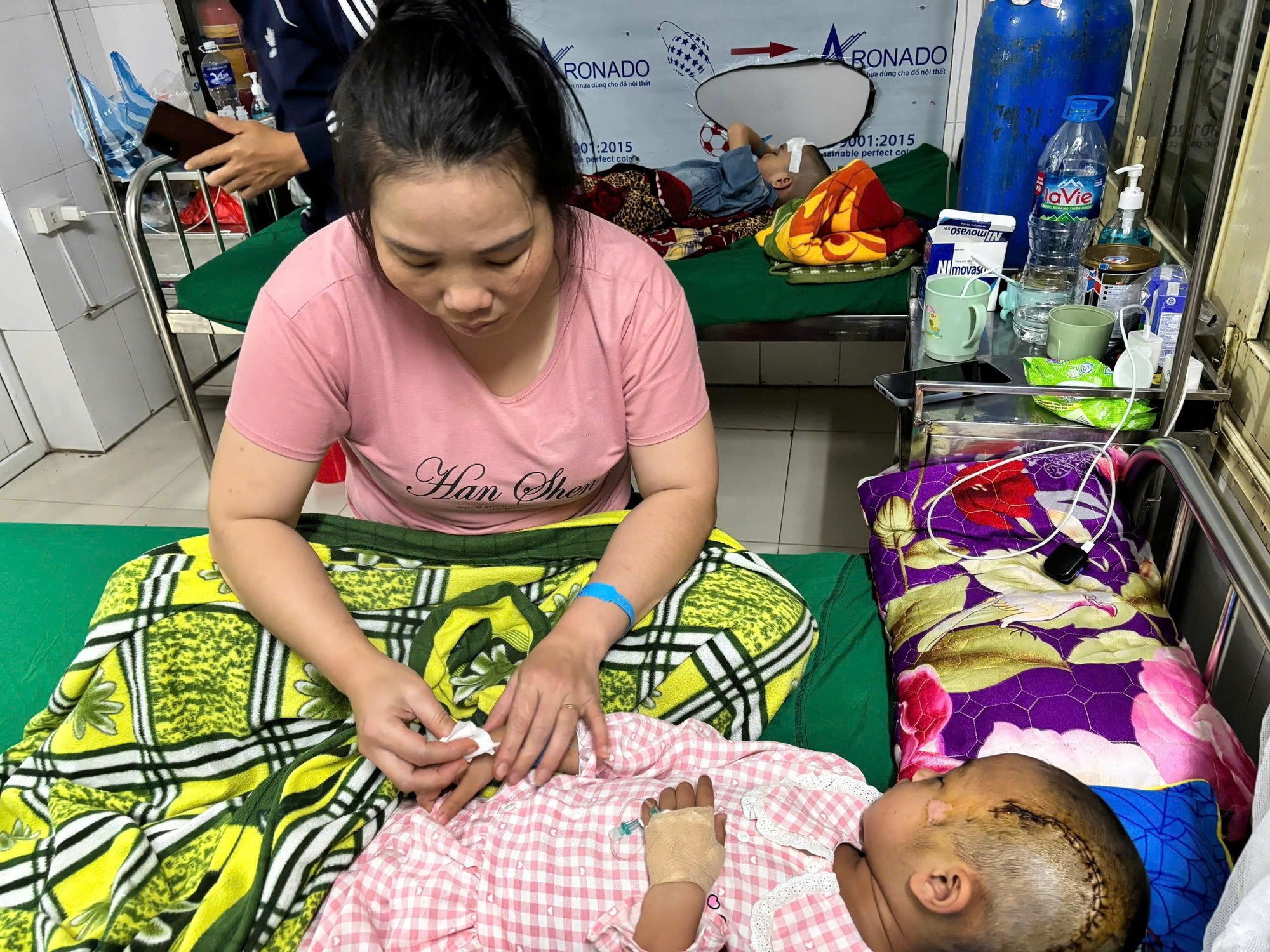 Bé gái 6 tuổi nguy kịch sau khi ngã từ tầng 2 ngày mùng 2 Tết, gia đình nghèo kiệt quệ cầu cứu- Ảnh 1.