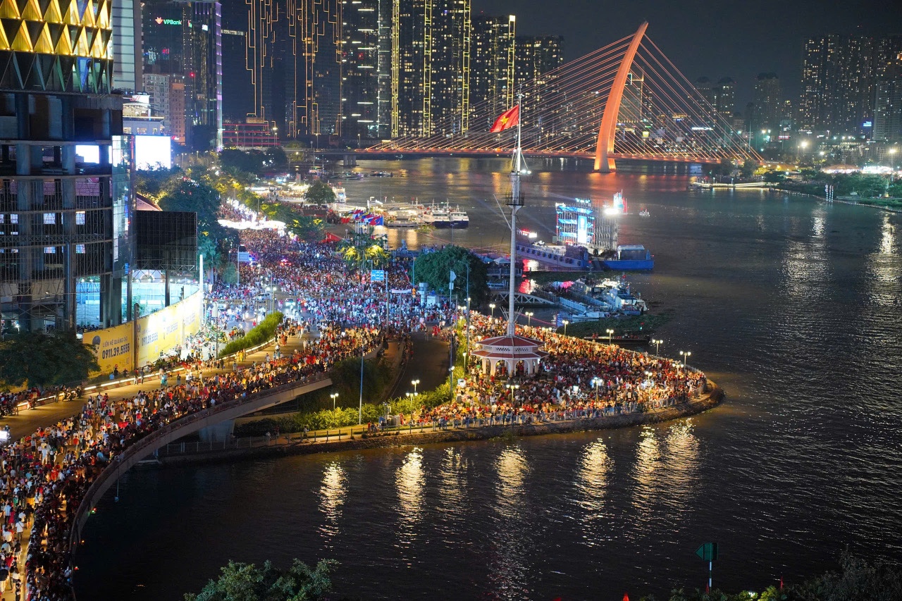 NHỮNG ĐIỂM ĐẾN VANG BÓNG MỘT THỜI: Bến Bạch Đằng chuyển mình sáng rực - Ảnh 1.
