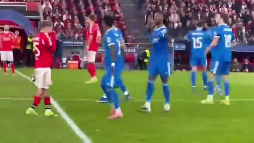 Benfica đáp trả cáo buộc phân biệt chủng tộc với Vinicius