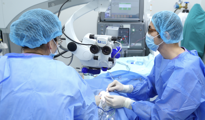 Bác sĩ thực hiện phẫu thuật cắt dịch kính. Ảnh minh họa: Bệnh viện Đa khoa Tâm Anh