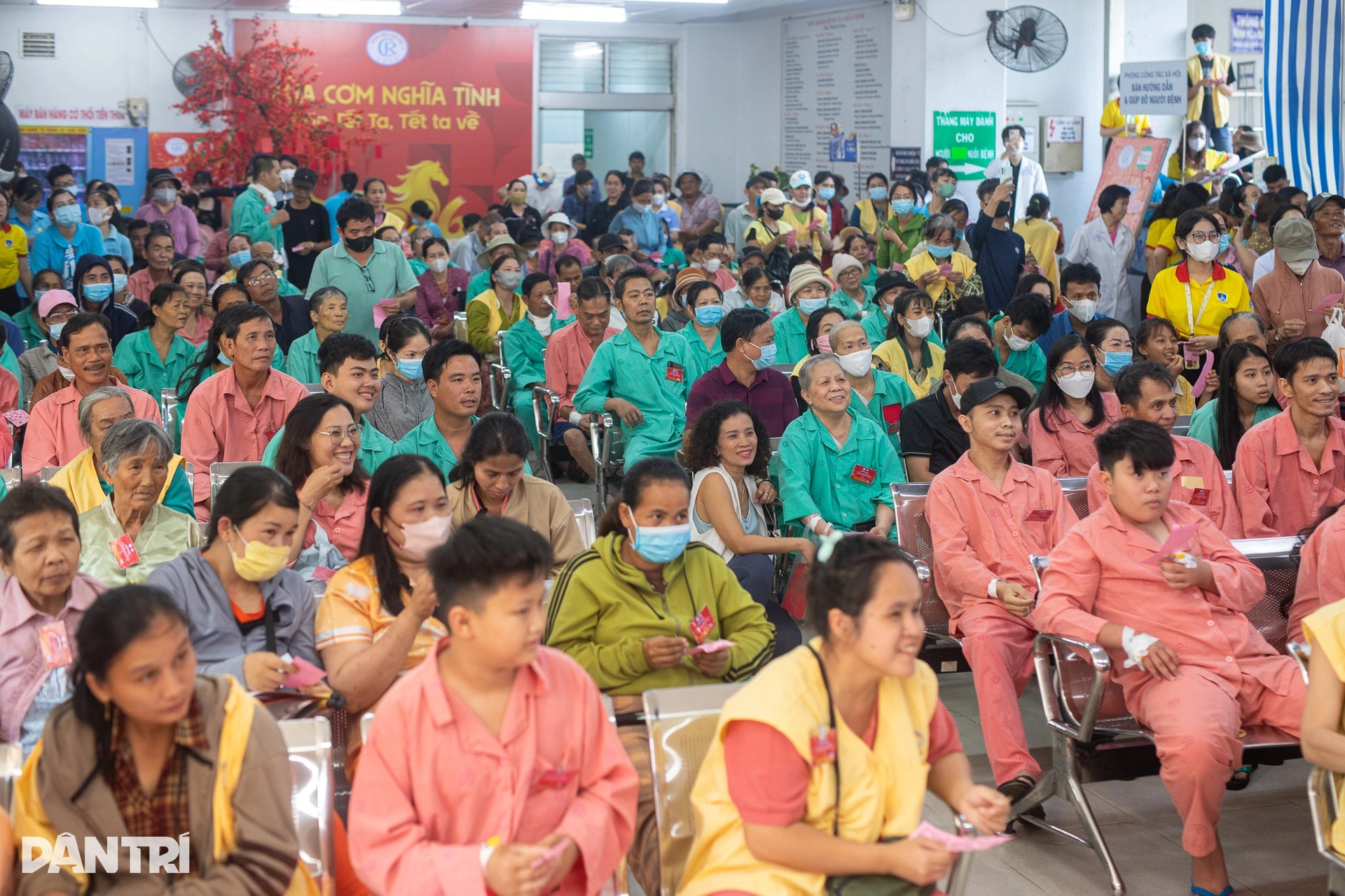 Bệnh nhân Bệnh viện Chợ Rẫy rạng rỡ chụp ảnh Tết, đón tất niên đoàn viên - 1