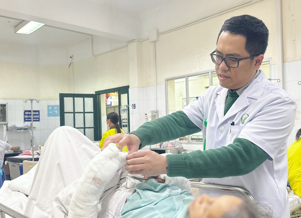 Bệnh nhân chấn thương nghiêm trọng vì bị chó cắn - 1