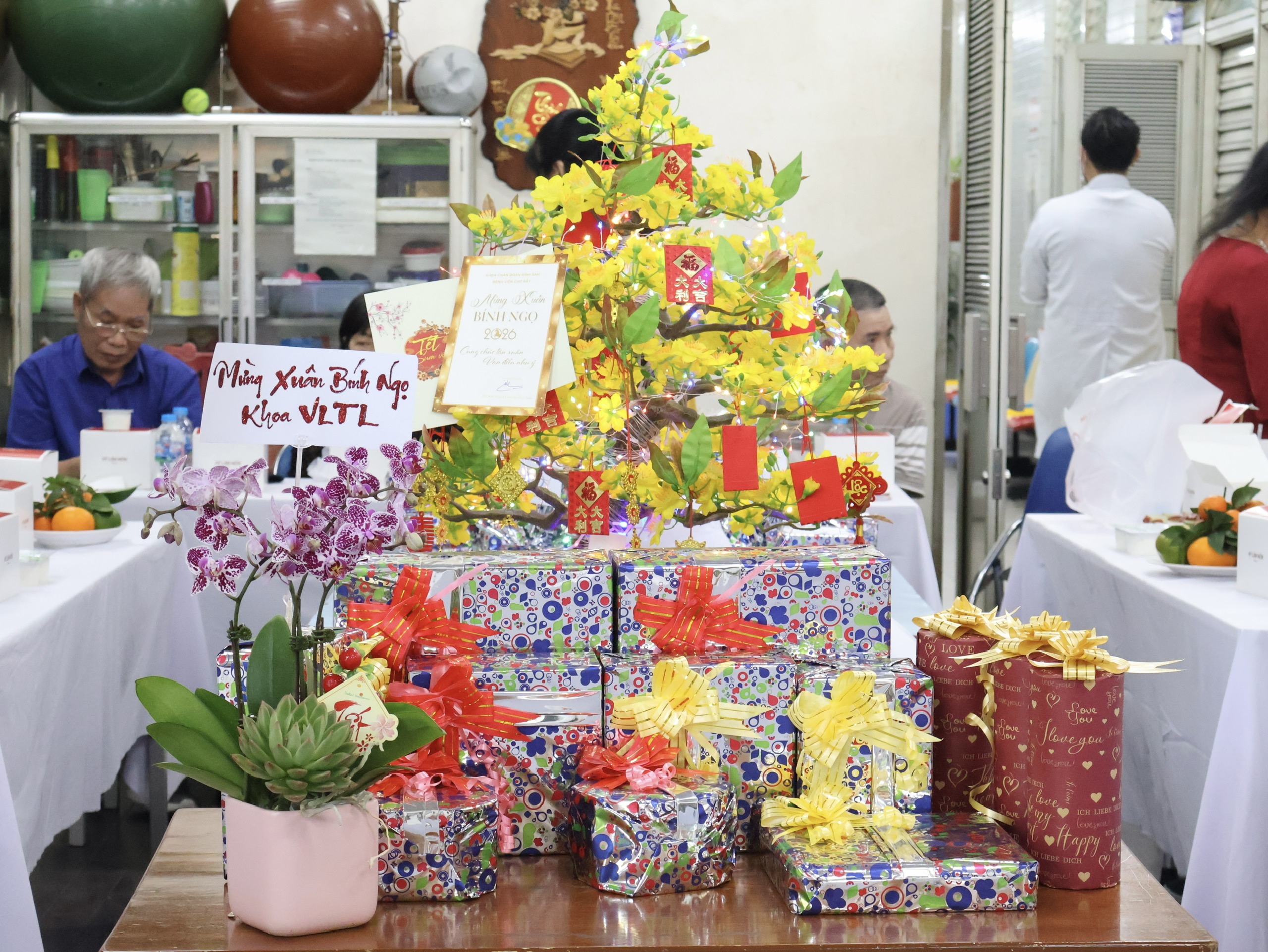 Tiệc tất niên đặc biệt ở Bệnh viện Chợ Rẫy: Khoảnh khắc khiến bệnh nhân nghẹn ngào - Ảnh 1.