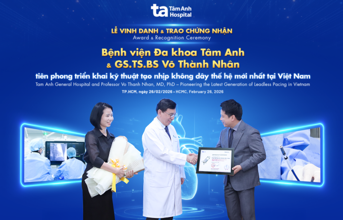 Ông Mongkol Sankum (bên phải) trao chứng nhận cho GS.TS.BS Võ Thành Nhân. Ảnh: Bệnh viện cung cấp