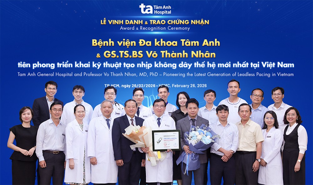 Bệnh viện Tâm Anh triển khai kỹ thuật tạo nhịp không dây thế hệ mới đầu tiên tại Việt Nam 3 Ông Mongkol Sankum (thứ 5 từ phải sang) trao giấy chứng nhận Chuyên gia đầu tiên thực hiện thành công ca can thiệp cấy máy tạo nhịp không dây thế hệ mới nhất tại Việt Nam cho Giáo sư Võ Thành Nhân (đứng giữa) và tặng hoa chúc mừng BVĐK Tâm Anh TP.HCM nhân ngày Thầy thuốc Việt Nam. Ảnh: BVĐK Tâm Anh