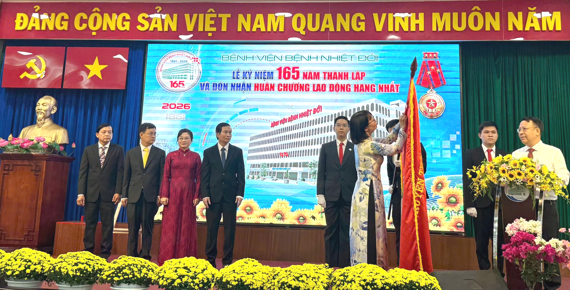 Bệnh viện cổ nhất Việt Nam đón nhận Huân chương Lao động hạng nhất - Ảnh 1.