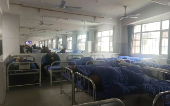 Bệnh nhân nằm san sát nhau tại một khoa ở Bệnh viện Tâm thần Khang Ninh Di Lăng (Nghi Xương). Ảnh: Beijing News