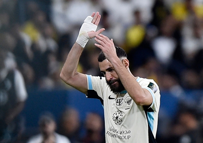 Benzema vẫy tay chào khán giả sau một trận đấu cùng Al Ittihad ở Saudi Pro League. Ảnh: Reuters