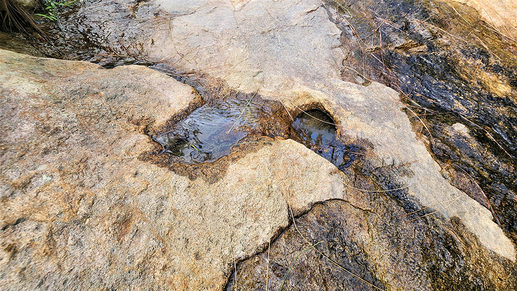 Bàn chân tiên tại chùa Chân Tiên: Di tích cách mạng quan trọng ở Hà Tĩnh - Ảnh 1. Bàn chân tiên tại chùa Chân Tiên: Di tích cách mạng quan trọng ở Hà Tĩnh - Ảnh 1.