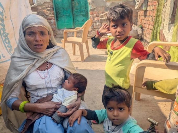 Bà Mahendri bên cạnh các cháu của mình. Ảnh: Namita Singh/The Independent