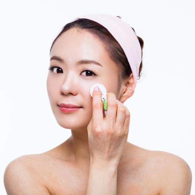 Bí quyết chăm sóc da, trang điểm ngày Tết để đẹp và rạng rỡ đón Xuân 1 Cần làm sạch da mặt vào mỗi ngày để da trở nên sáng mịn.