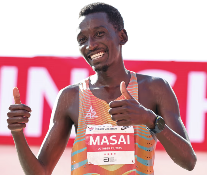 Alex Masai ăn mừng sau khi về thứ ba Chicago Marathon 2025. Ảnh: Stringer